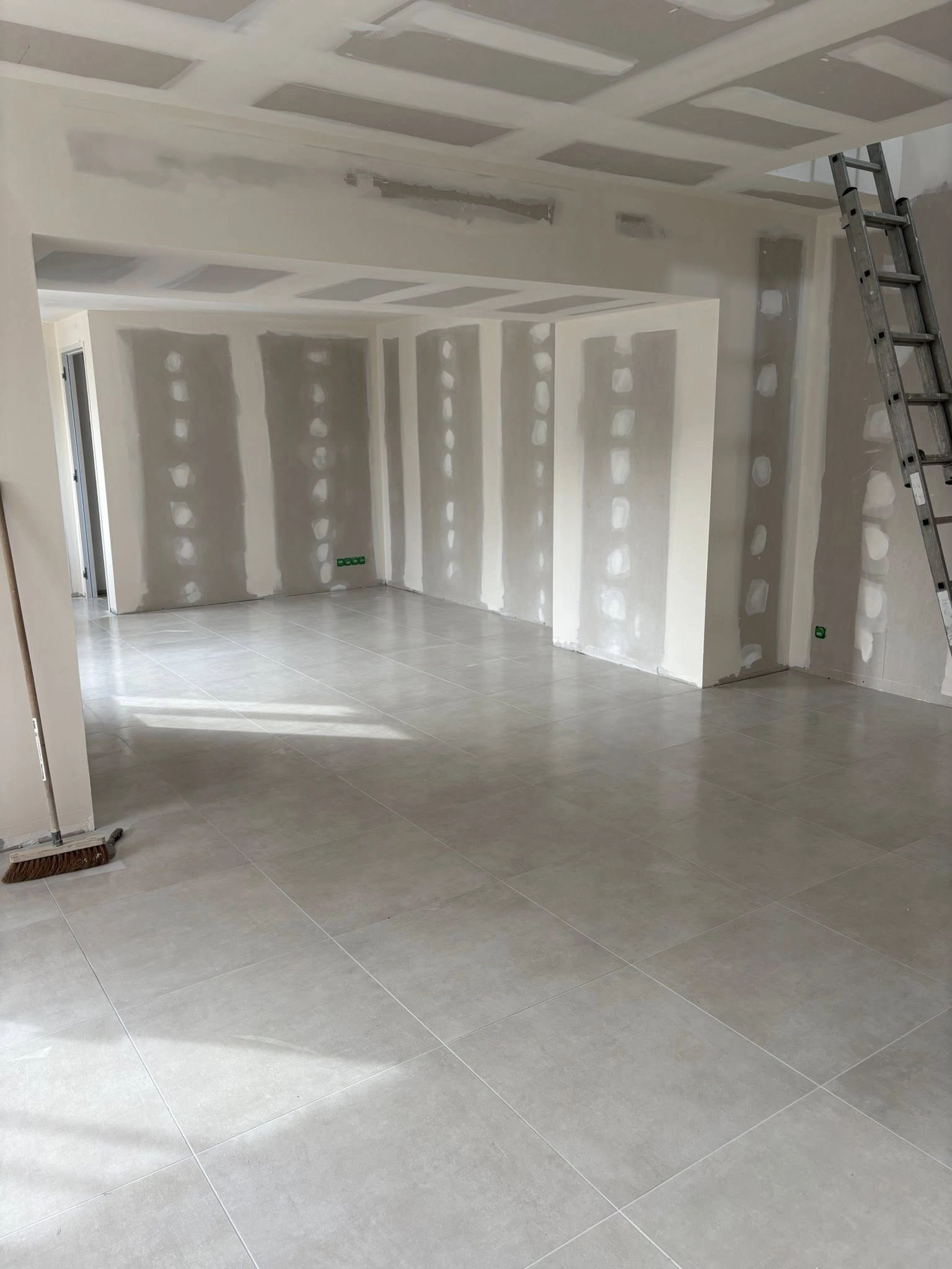 Installation des plaques de pl&acirc;tre pour les cloisons et le plafond